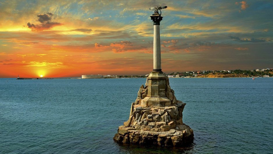 одна из визитных карточек Севастополя - Памятник затонувшим кораблям