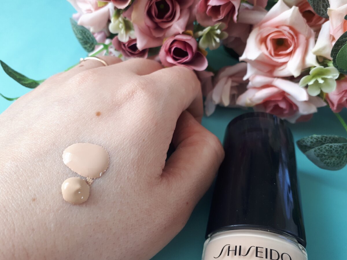 На фото флюид и тональный крем с лифтинг-эффектом от Шисейдо. Тональный крем по консистенции гуще.