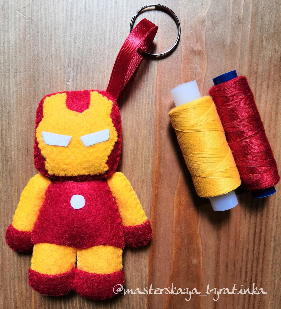 Герой известных комиксов и фильмов Железный человек. 

Размер: 12 см

Состав:

▪️Фетр

▪️Наполнитель - синтепух

▪️Атласная лента

▪️Металлическое колечко

Срок изготовления 1-3 дня

Цена 500 руб



Если и Вы хотите, чтобы такой персонаж красовался у Вас на ключах или в машине, или у Вас есть своя идея, скорее пишите в директ 📩 или WhatsApp 📲 89689015153 