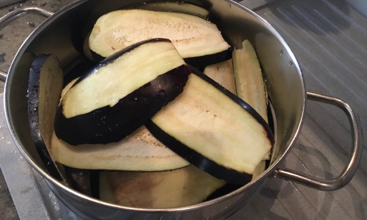 Соли должно быть много, гораздо больше, чем в обычном рецепте — баклажаны потом помоем...