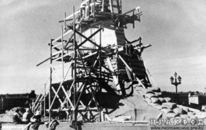 Во время блокады ленинградцы спрятали памятник под обшивкой из досок и мешками с песком. Скульптура осталась невредима.