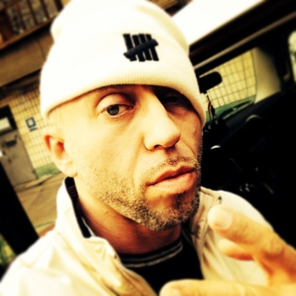 В своём Инстаграм аккаунте он предупредил DAVA о том, что трек не выйдет, если Сергея не будет на обложке нового трека Дава, на что он ответил «Это мой трек, это трек про то, как я купил тачку и тебя на этой обложен не будет», Сергею это не понравилось и он сделал так, чтобы трек не вышел. Пожелаем терпения DAVA.