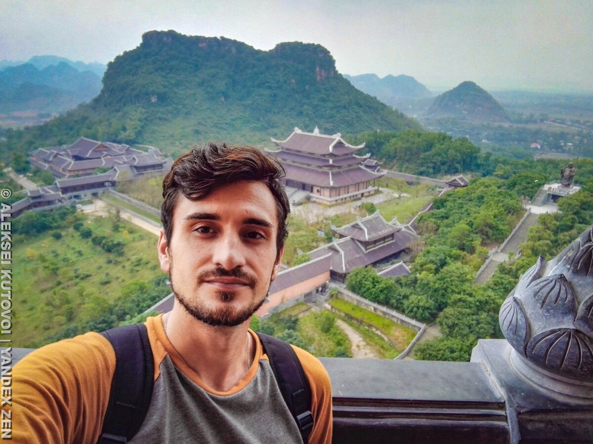 Я в башне Бай-Динь в Нинь-Бине, Вьетнам.