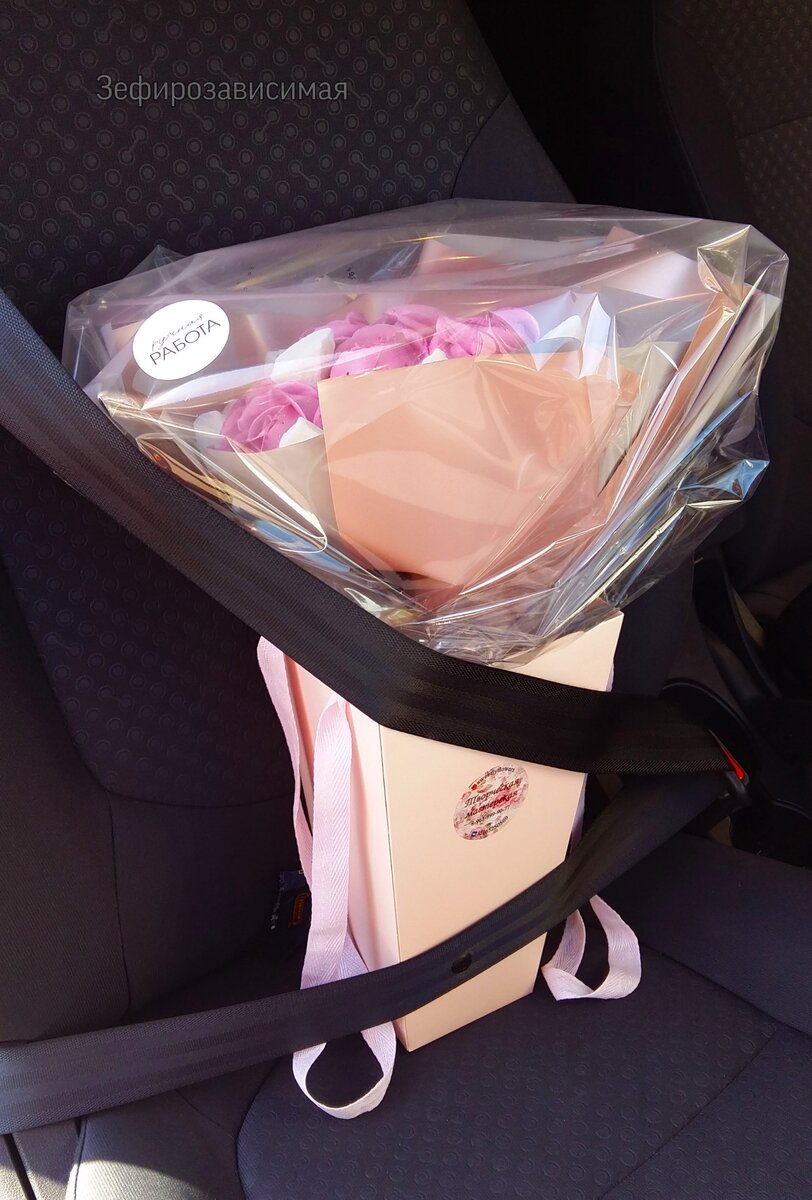 Пристегиваю букет на переднем сиденье