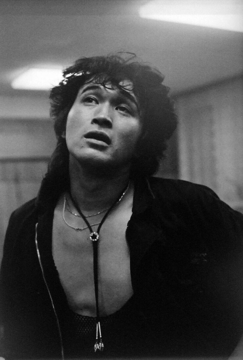 Виктор Цой почти ровно 30 лет назад (24 июня 1990 года) в гримерке на концерте в Лужниках. Фото: Сергей Берменьев. 