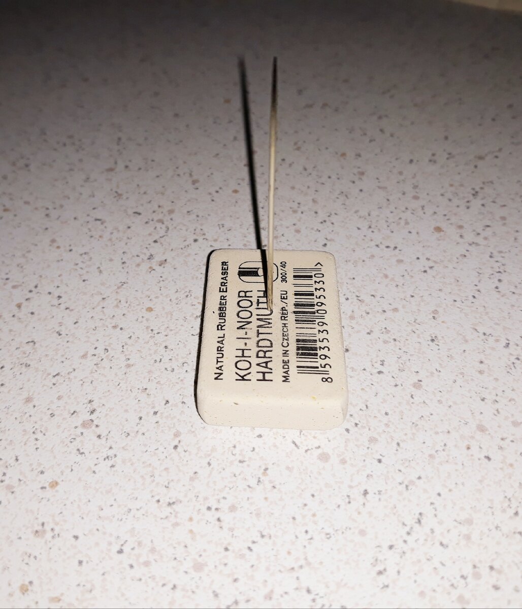 Иголку воткните в ластик, для устойчивости