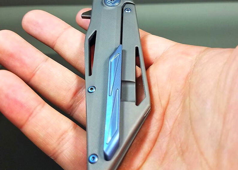 Полые вырезы, шесть граней на лезвии, механизм складывания с керамическим подшипником, удобный хват для руки – все это присутствует в ноже Wingman.