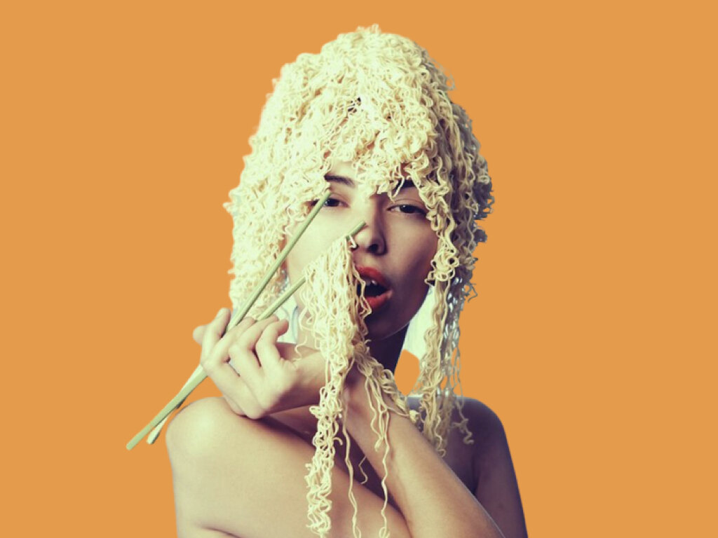 У нас в России распространён фразеологизм — "Вешать лапшу на уши" .