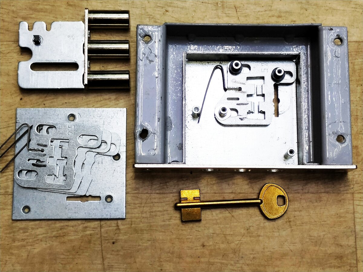 механизм врезного замка в разобранном виде