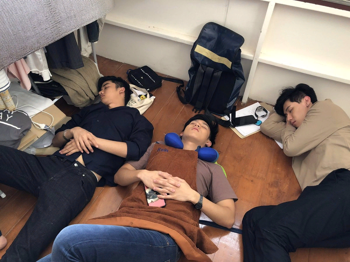 Поспать в обед. Китайцы спят в офисе. Сон на рабочем месте. В Японии спят на работе.