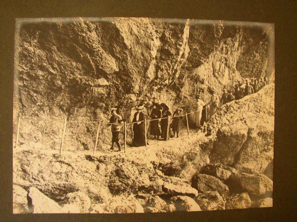 Император Николай II во главе своей свиты идёт по тропе Голицына. Фото с сайта sudak.me