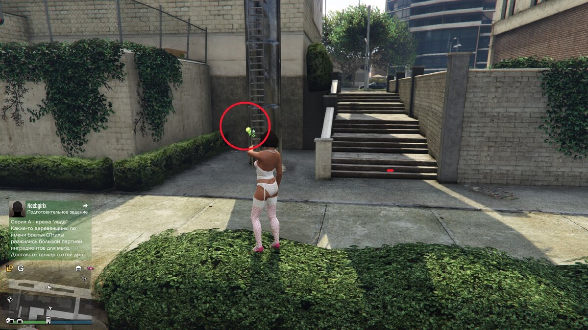 Фигурка Mini Space Ranger находится на железной лестнице около канала Веспуччи / The Mini Space Ranger figurine is on an iron staircase near the Vespucci Canal