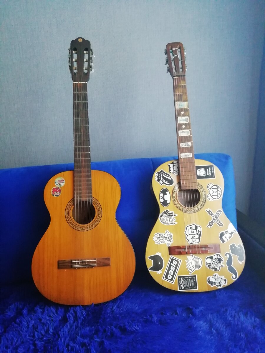 Свежая фотография тех самых гитар (наклейки появились гораздо позже). 