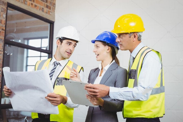 Предпочтительным вариантом оформления договорных отношений с бригадой монтажников будет оформление договоров подряда с каждым из членов бригады или одного договора с множественностью лиц на стороне подрядчика. 