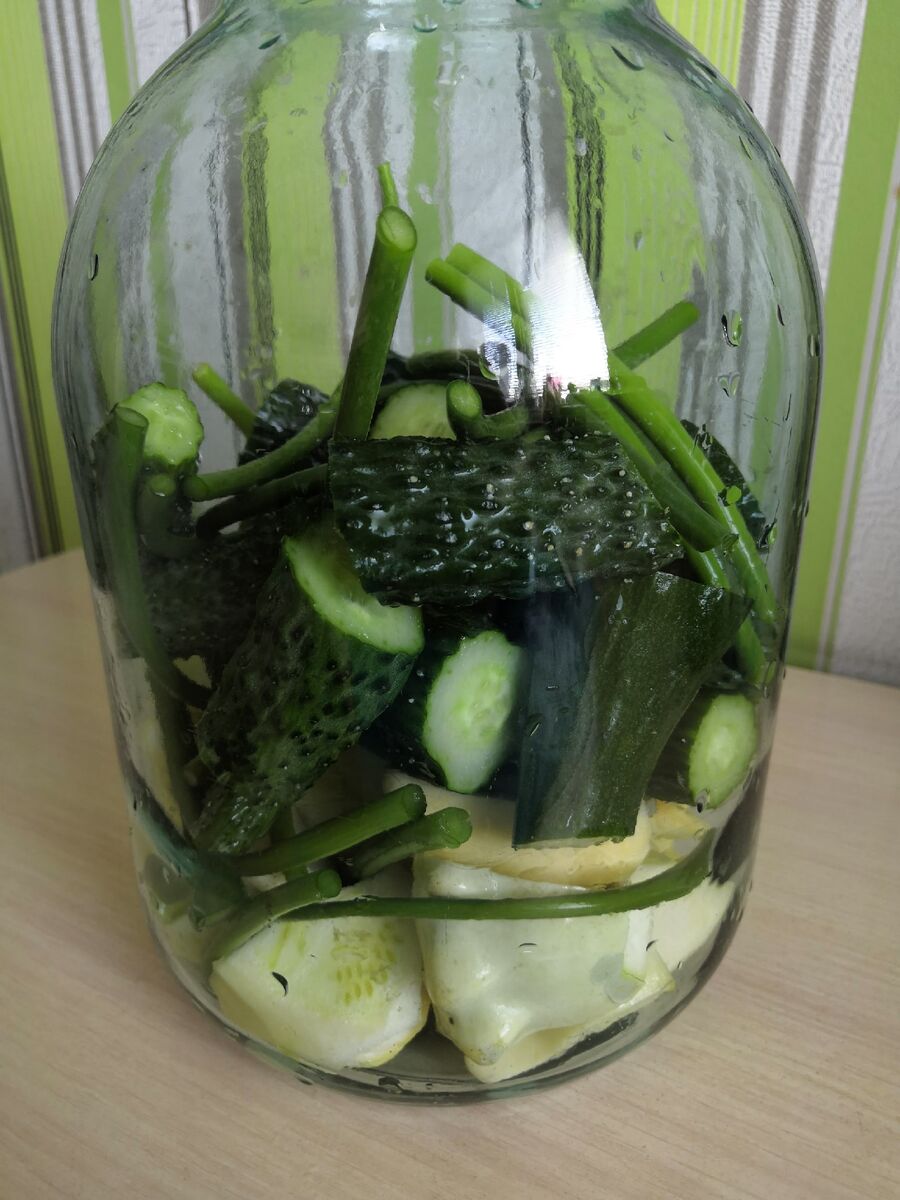 Малосольные огурцы и патиссоны.