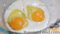 Смешайте 2 яйца и 200 мл молока.
