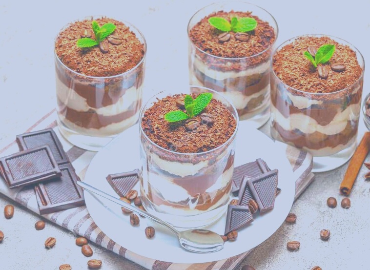 Сегодня хочу рассказать Вам очень классный и бюджетный десерт не включающий в себя сахар. Я являюсь массажистом и основной массаж это антицеллюлитный, но как все понимают от целлюлита избавится не возможно без правильного питания и спорта, также главным ингридиентом является вода, но об этом я напишу позже, но те кто любит сладенькое в том числе и я, очень трудно отказаться от сладкого и вот я нашла такой идеальный рецепт который содержит в себе всего 114 кал. на 100 г. Но помните главное правило десерт лучше скушать до обеда, чтобы успеть сбросить все коллории). И так переходим к рецепту: Нам понадобится:
1. Банан - 1 шт
2. Яйцо - 1 шт
3. Кефир - 2 ст. л.
4. Мука - 2 ст. л. 
5. Кокао - 1 ст. л.
Для крема:
1. Мягкий творог - 200 гр.
2. Кофе - 2 ст. л. 
Приготовление:
Берем 2 ст.л. муки высыпаем в мисочку добавляем туда 1 ст. л. кокао, перемешиваем добавляем туда 1 яйцо, режем 1 банан на кружочки добавляем в смесь, хорошо взбиваем блендером, и вливаем туда кефир, опять взбиваем блендором, далее полученную смесь выливаем в селиконовую формочку и ставим в микроворновую печь на 3 минуты при максимальной мощности, когда наш кекс приготовился достаём его из формочки и даем остыть.
Пока кекс остывает приступаем к заготовке крема. Берем мягкий творог добавляем, если Вам нравится ванилин можно добавить и размешать с творогом (если не любители можно и без него) также люда добавляем 2 ст. л. Кофе перемешиваем. Все крем готов.
Берем уже остывший  кекс и режим его на квадратики, берем мисочку под сборку десерта смазываем дно кремом обмакиваем кусочки кекса в кофе и укладываем его в мисочку, затем заливаем кремом и далее повторяем кекс мокаем в кофе и заливаем кремом и так до полной мисочку, как все уложите убираем в холохолодильник на 20 минут сверху посыпаем кокао.
Приятного аппетита!