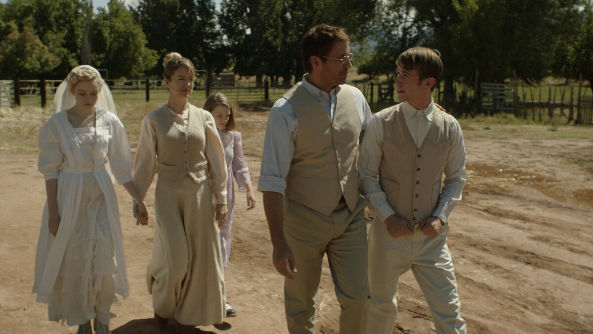 Кадр из фильма "Electrick Children" ("Уже не дети")