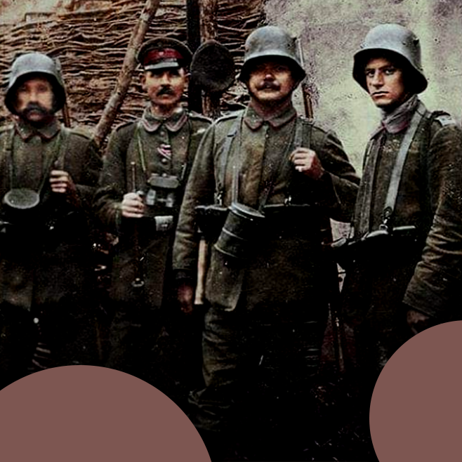 Немецкие солдаты из 87-го резервного пехотного полка позируют для фотосъемки в траншее близ Реймса, 9 июля 1917 года.