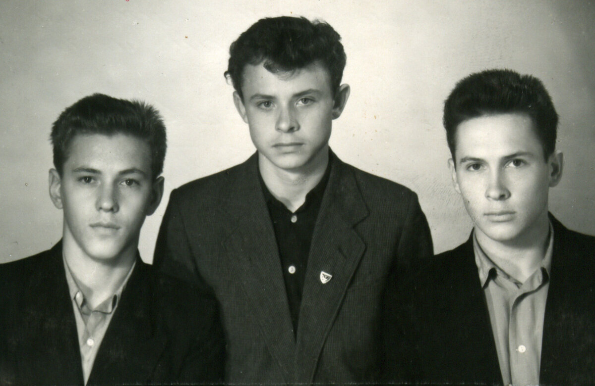   Осень далёкого 1964 года, 4-й курс Орловского техникума ж.д.транспорта «Три товарища :  Пеняев Володя, Полябин Эдик, Жиляев Паша