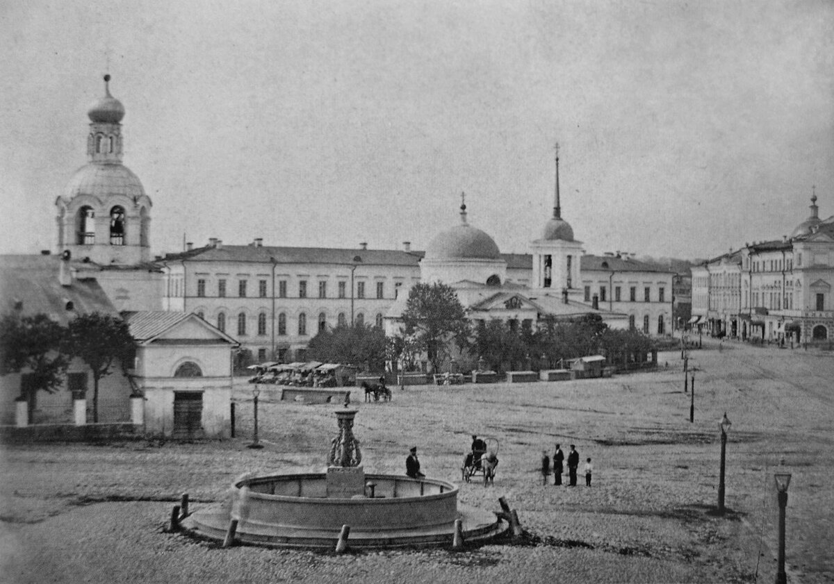 Судя по фотографиям XIX — начала XX века, фонтан менял своё местоположение и раньше 