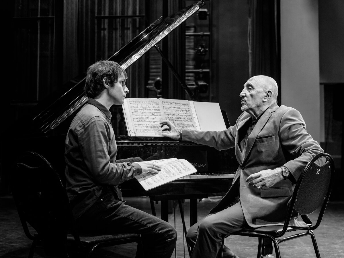 Сергей Яковлевич Вартанов (справа), доктор искусствоведения, профессор кафедры специального фортепиано Саратовской консерватории. Слева - Аслан Антонов, ведущий блога "Консерватория Саратова"