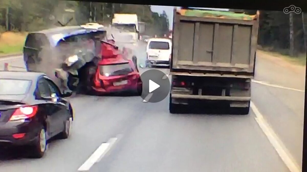 Встречная машина подминает под себя тросовое заграждение, сводя его защитную функцию на нет