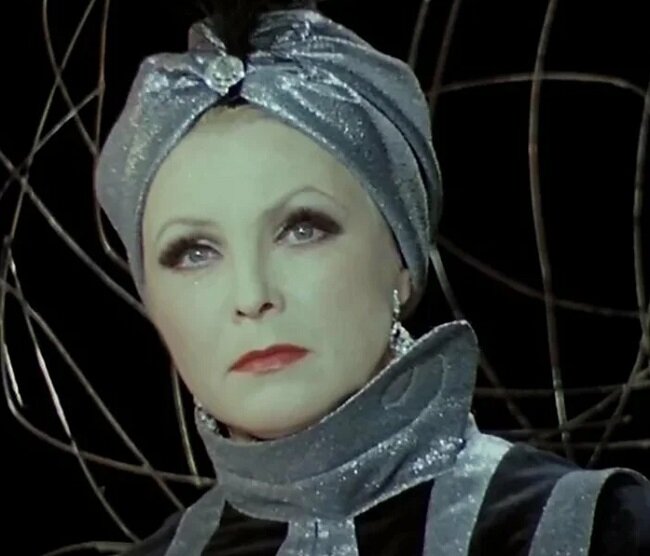 Vне всегда было жаль шикарную Джулию Ламберт в исполнении Вии Артмане. Такая боль в глазах... Скриншот. Источник - YouTube.