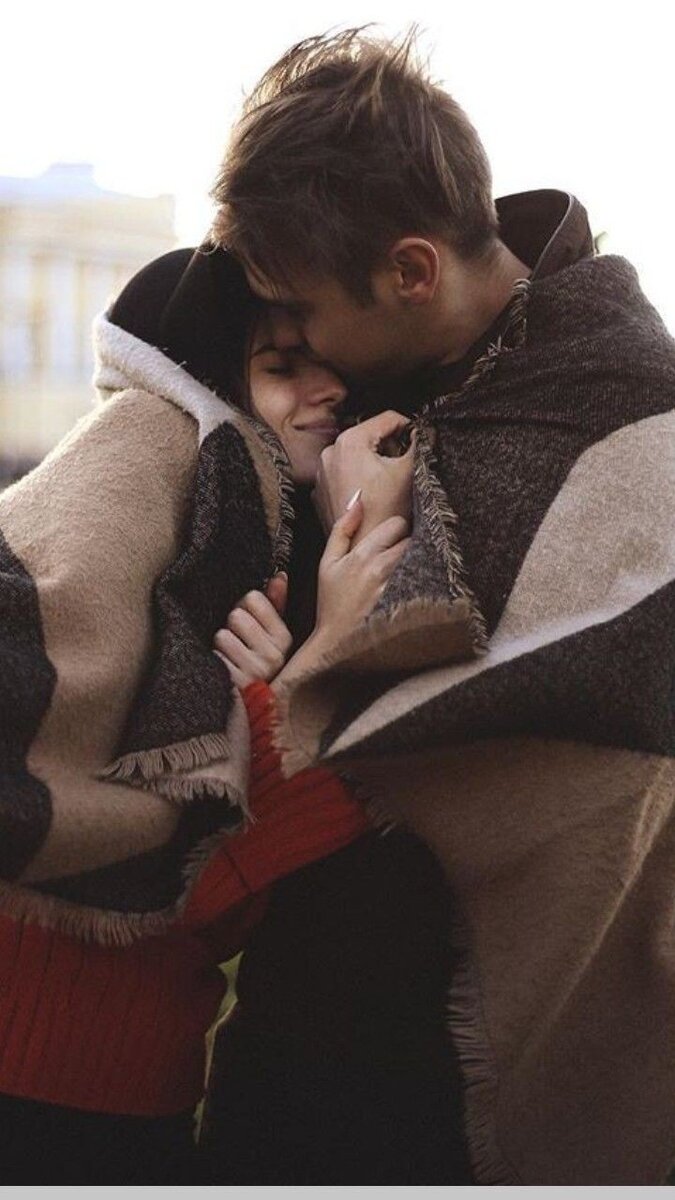 Проработав себя, не стоит и забывать о партнере, ведь таким образом можно навсегда отдалится и интересы ваши более вместе не сойдутся, отсюда возникает тоже не мало ссор. Весь секрет в балансе. Когда вы можете разделить вашу совместную жизнь на ВАШУ и свою личную. Своя личная жизнь должна быть, даже если вы 25 лет находитесь в браке. Я говорю не о той личной жизни, где вы по ночам прячете телефон под подушку, и имеете своих скелетов в шкафу. Я говорю о реализации — это ваше личное, где никто не имеет права диктовать свои правила.  Говоря о работе в отношениях, с человеком напротив, я бы посоветовала вам прислушаться, о чем говорит ваш партнер, что беспокоит его, и создать для него те условия в которых он будет чувствовать себя в первую очередь любимым. Нам всем внушают, что мы мол недолюбленные дети, и всю жизнь мы тратим на то, чтобы добиться этого чувства и наконец то ощутить себя в безопасности, и отчасти это так. Создайте для своего партнера посильный вам рай на земле.
Самое действенное правило, которое мне всегда помогало сделать правильный выбор — это закон, старый как мир, делать так, как я бы хотела, чтобы люди поступали со мной. И если ваш партнер скуп на чувства, эмоции и проявление любви- покажите то, как вы бы хотели, чтобы он себя вел, и это не заставит вас долго ждать. Я надеюсь, не придётся говорить о перегибах, что не нужно дарить своему парню цветы? Делать предложения руки и сердца, хотя, с другой стороны, кто вам может запретить, если вы считаете это уместным? Отношения – это не про эгоизм, это о самоотдаче, но и о себе, мои дорогие тоже не забывайте, ведь если вы сами себе перестанете уважать, чего тогда ждать от окружающих, верно? 
Вернуть романтику в отношения? Чисто техническими способами тоже вариантов масса. Самое главное — это дать не что-то материальное, цветы, открытку, кольцо, машину- здесь вопрос в эмоциях. Что бы подсадить на себя человека как на иглу необходимо давать ЭМОЦИИ, которых от доселе не испытывал, не чувствовал, не пробовал и не подозревал что такое возможно. Исполнение давней детской мечты в виде отдыха не берегу озера, прыжка с тарзанки, прогулки на воздушном шаре… Слушайте и слышьте своего партнёра, и не стесняйтесь стать волшебником исполняя мечты. Ведь эмоции — это лучшие воспоминания. Для всех.
Ну и последнее, но не по значимости – это секс. Не будьте ханжами, устраивайте сюрпризы, не скупитесь, не жмитесь, не торгуйтесь – ты мне – я тебе. Кайфуйте от процесса и улыбки на лице близ сидящего рядом. 
У женщин в арсенале имеется миллион приблуд и причуд, которыми они с ловкостью могут маневрировать, если захотят. Девушки! Все в ваших руках, так было, есть и будет. Самое главное – делайте это не потому что так надо, а потому что вы этого хотите, и результат будет ошеломительный.  Желаю удачи!
