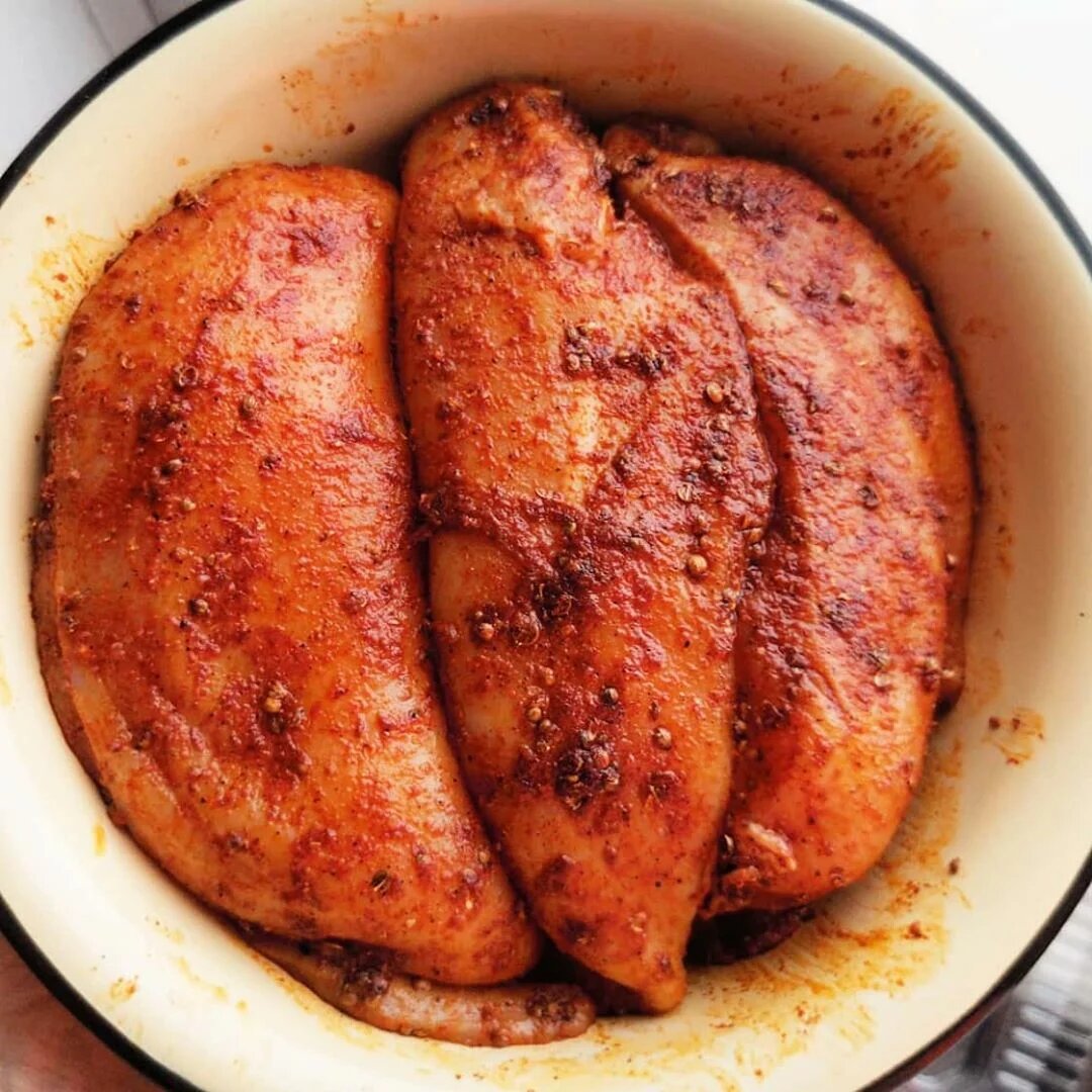 Куриное филе, обмазанное специями