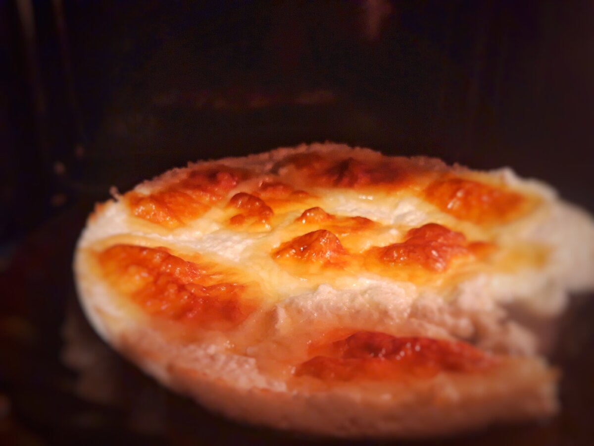 Моцарелла запеклась очень аппетитно. Фото автора.