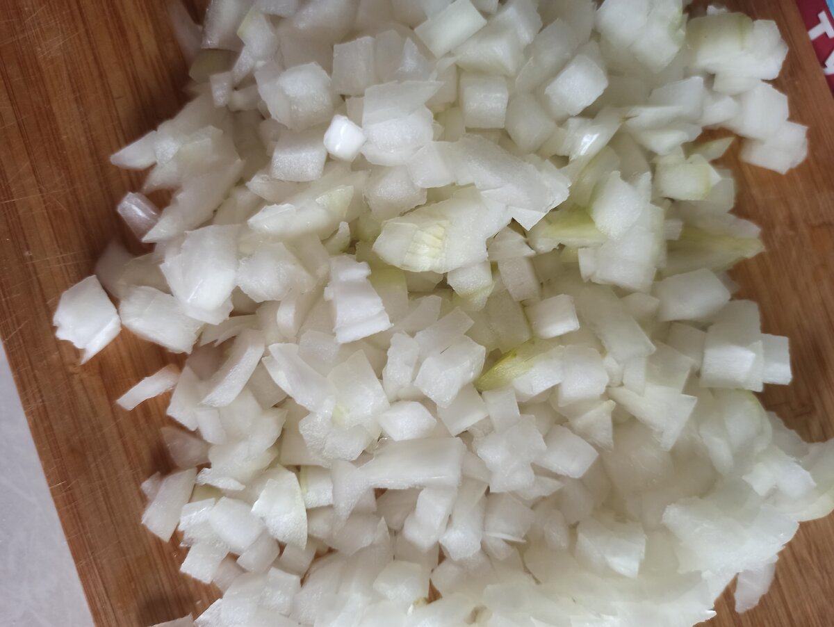 Лук нарезаем кубиками.