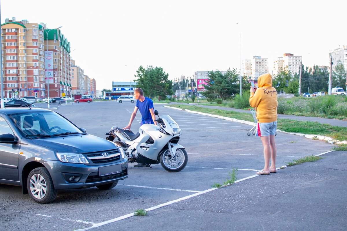 в синей футболке любитель красивых фото смотрит по сторонам, чтобы успеть сделать заветное фото.