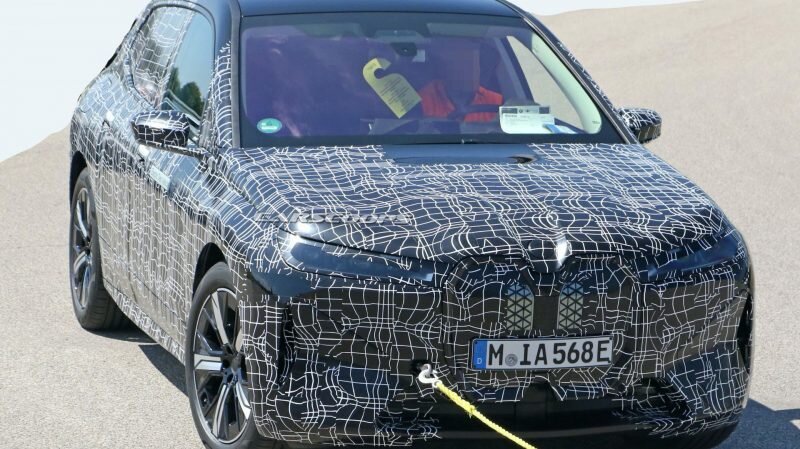 Несмотря на камуфляж, невозможно игнорировать внушительную решетку © Carscoops