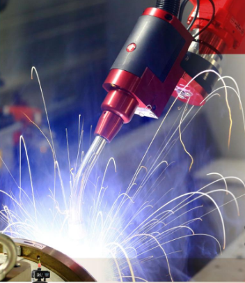 Роботизированная сварка: защитный газ, проволока и электричество подаётся в горелку, которой манипулирует робот