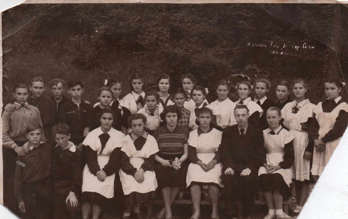 9 шк 7 класс "Б" 1956 год, гор. Сочи  преподаватель ФизМат Ильин Г.Д справа первый второй ряд