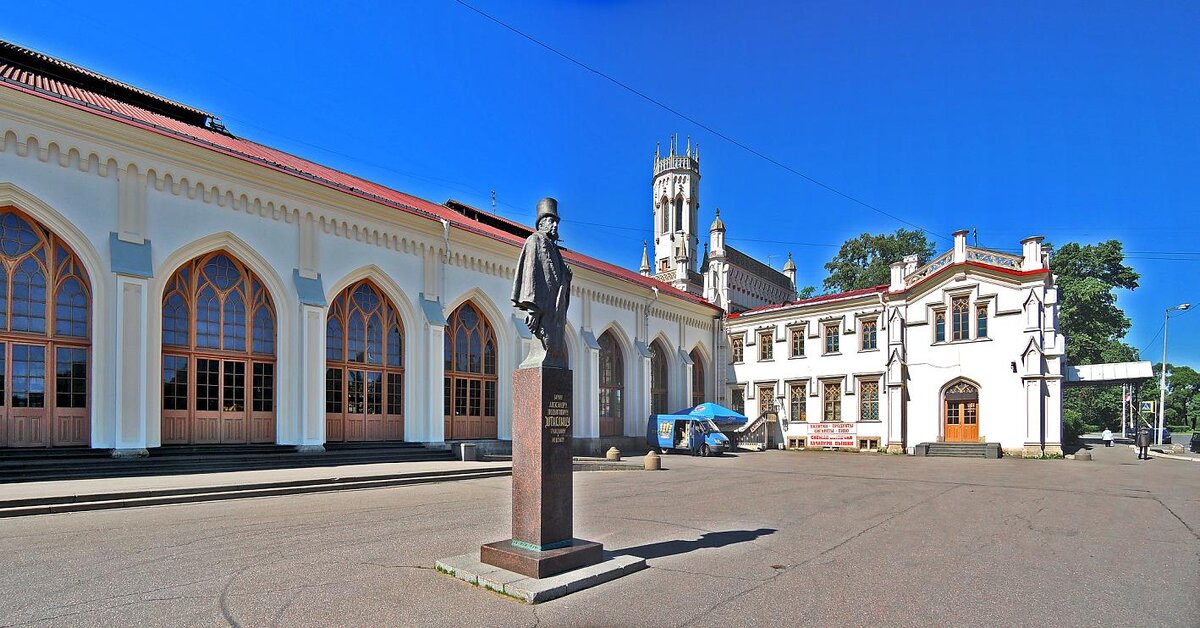 Вокзал-Новый Петергоф. Памятник барону фон Штиглицу. Фотография взята с https://otvet.mail.ru/