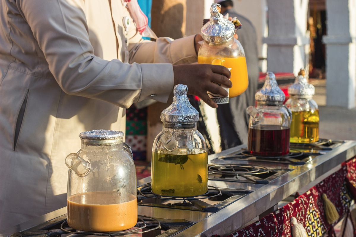 Марокканский чай. Чайная церемония в арабских Эмиратах. Напитки в Дубае. Арабские напитки. Можно пить в дубае