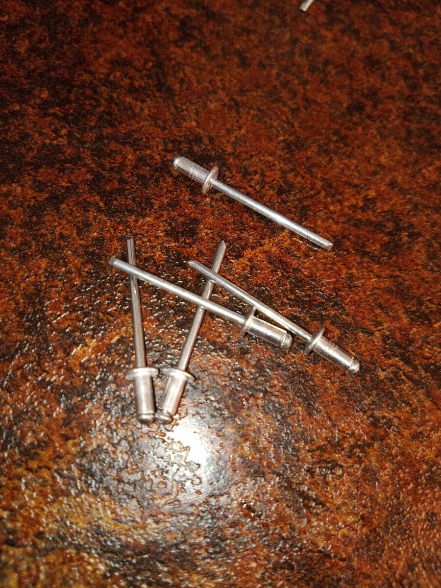 Я использую такие заклепки самого маленького типоразмера. Фото автора