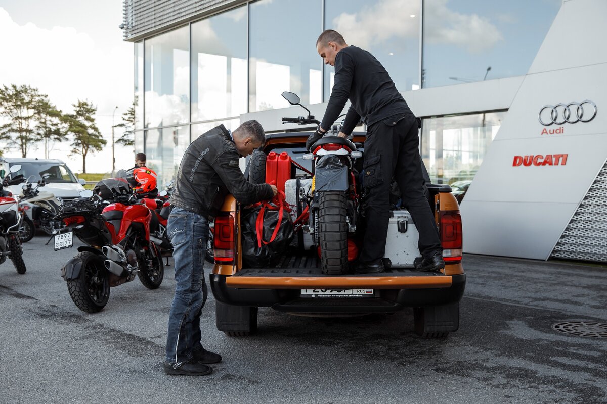 Грузим, наталкиваем, привязываем, подсовываем и набрасываем. в кузове - Леонид.
