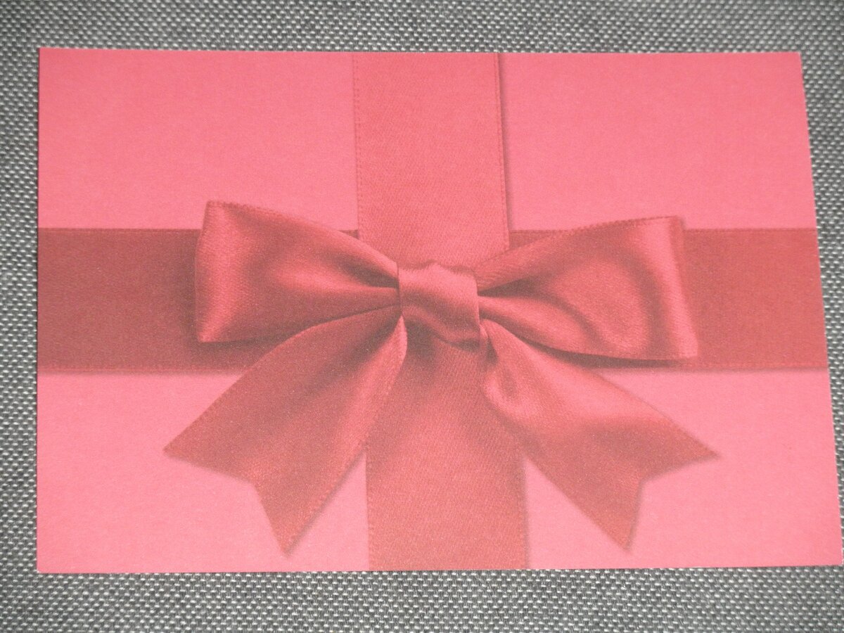 Бант подарочный, скрывающий подарок. Фото автора