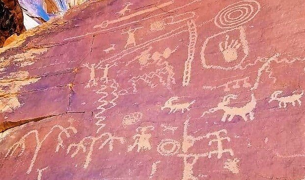 Петроглифы, самые настоящие :) В детстве такие картинки я видела только на страницах учебников и энциклопедий!