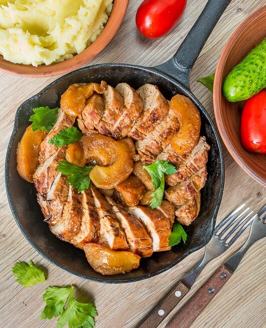 Прелесть этого рецепта в том, что по нему целая свиная вырезка (а точнее, сразу несколько вырезок) готовится в сковороде. То есть духовка для этого блюда не нужна. Лучше всего конечно, выбирать вырезку поменьше размером, чтобы она могла приготовиться быстрее. В принципе, вы можете порезать ее на медальоны и таким образом сократить время приготовления. Но вырезка, приготовленная целиком, получится более сочной. Выбор за вами ;) 