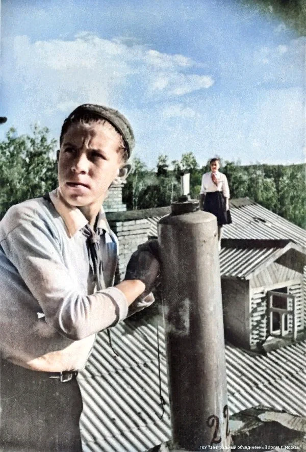 Дежурство на крыше. 1941 г. Главархив Москвы. (цвет "colourise.sg")