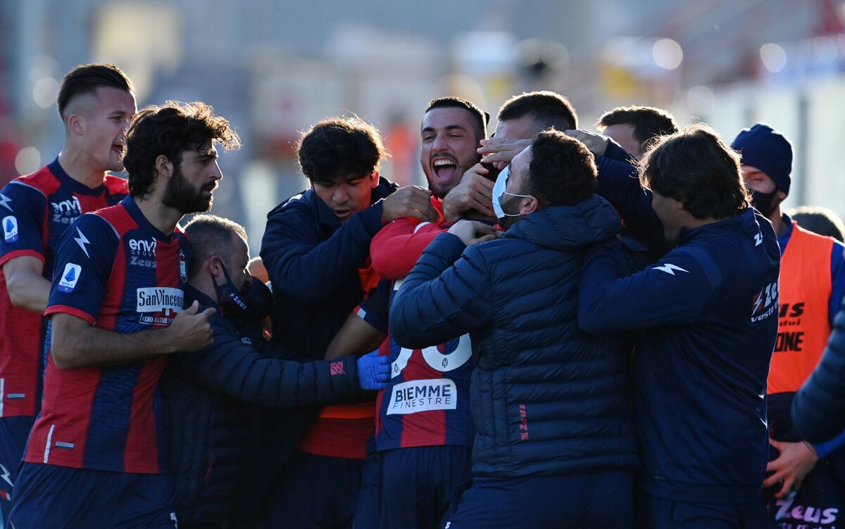 "Кротоне" подходил к этому матчу в ранге единственной команды, не одержавшей ни одной победы в сезоне. А вот другой новичок Серии А "Специя" приехал в гости к аутсайдеру чемпионата, уже имея в активе две виктории и восьмиочковый отрыв от всё того же "Кротоне". Хозяева, не забивавшие уже на протяжении четырех матчей, открыли счёт уже на седьмой минуте. Сухую серию прервал форвард Жуниор Мессиас, завершивший точным ударом стремительную контратаку. "Специи" потребовалось чуть больше 10 минут, чтобы восстановить паритет в счете. Полузащитник хозяев Никколо Дзанеллато допустил грубейшую ошибку в собственной штрафной, отправив мяч точно в ноги форварду "Специи" Диегу Фариасу. Тот подарком воспользовался. Нелепый пропущенный гол не сломил дух игроков "Кротоне", и они нашли в себе силы выйти вперед уже в начале второго тайма. Латераль хозяев Аркадиуш Реца откликнулся на передачу партнера Сальваторе Молины и прошил вратаря, перед этим изящно обыграв оппонента. На 57-ой минуте полузащитник "Кротоне" Эдуардо Энрике увеличил преимущество в счёте с паса на пустые ворота Педру Перейры. Перед самым свистком об окончании матча Мессиас оформил дубль и вогнал последний гвоздь в крышку гроба "Специи". "Кротоне" наконец побеждает в чемпионате, но всё еще замыкает турнирную таблицу. 