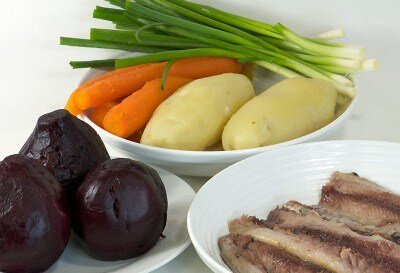 отварите морковь, картофель и свеклу для салата, дайте им остыть до комнатной температуры (остудить в холодной воде) и удалите кожицу с овощей; филе соленой сельди не должно содержать костей, проверьте и убедитесь в их отсутствии.