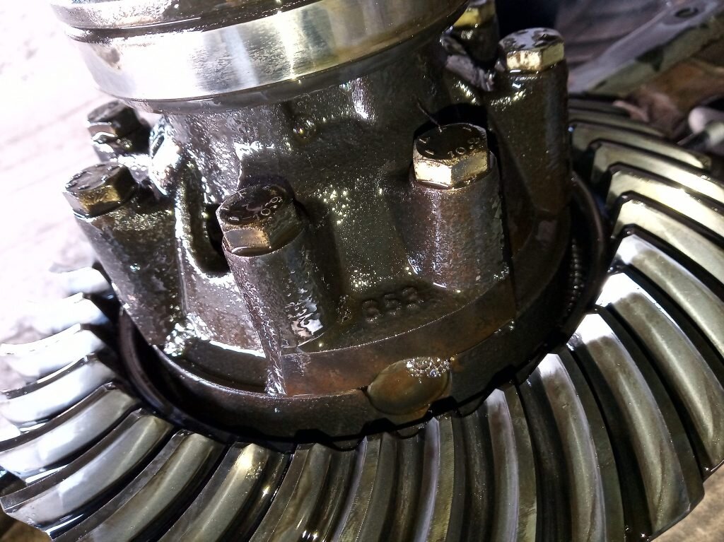 Задний редуктор митсубиси паджеро 4 lsd. Главная пара заднего моста кайрон. Шумит задний мост. Хвостовик заднего моста ваз 2107. Задний мост иж ода 2126.