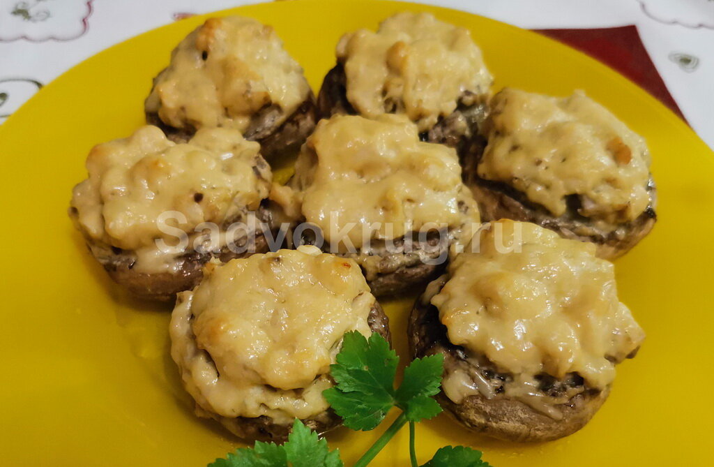 На фото: Фаршированные шампиньоны