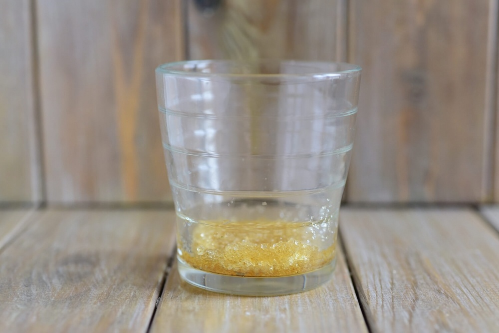 1. In the most thorough way when preparing products, wash the surface of lemons, as we will need zest from them. It is better to leave cream in the fridge until the moment of use, and it is even better to put them for 15 minutes in the freezer: then they will be better whipped. Place gelatin in any convenient ware, for example, a cup, pour with water and put aside to swell for 10-15 minutes.