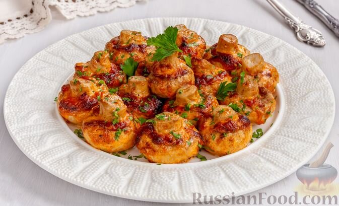 шампиньоны, майонез, паприка сладкая молотая, чеснок сушеный молотый, соль, перец черный молотый, зелень.